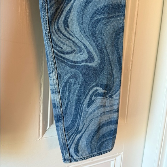Hollister Women’s Curvy High-Rise Mom Blue Swirl Pattern Stretch Jeans W24 L27 - Picture 3 of 10